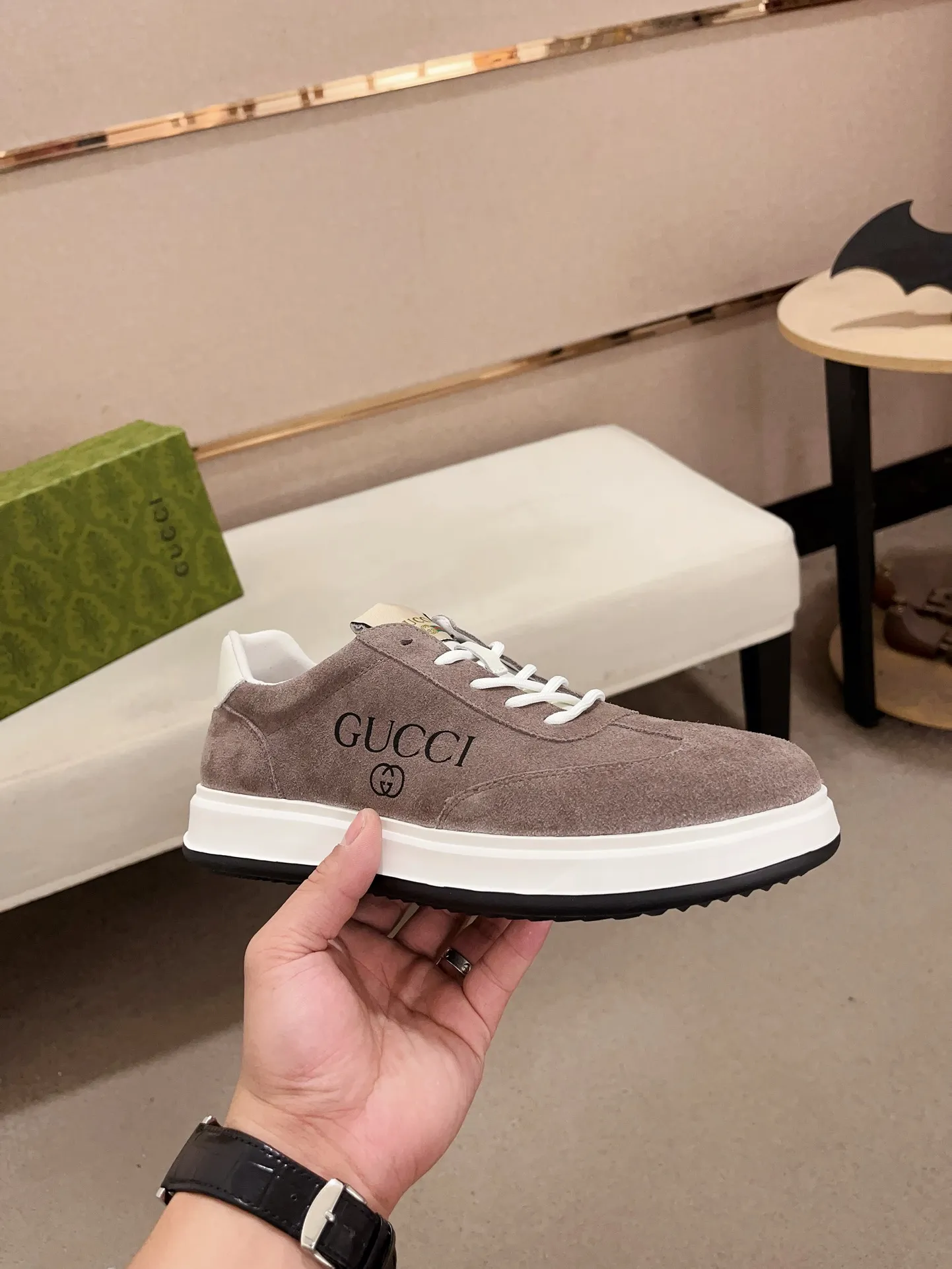 Men's shoes 💰 462 💰 High-quality new GUCCI counters are launched simultaneously. The new men's shoes, 😘fabrics are selected from imported cowhide, and the lining is sheepskin lining. 👍🏿 High-end ☄️ air-cushion molded anti-slip rubber outsole, exquisite lines, simple and elegant, comfortable and high-end for leisure travel. Code number: 38 to 44 (45 can be customized and cannot be returned or exchanged)